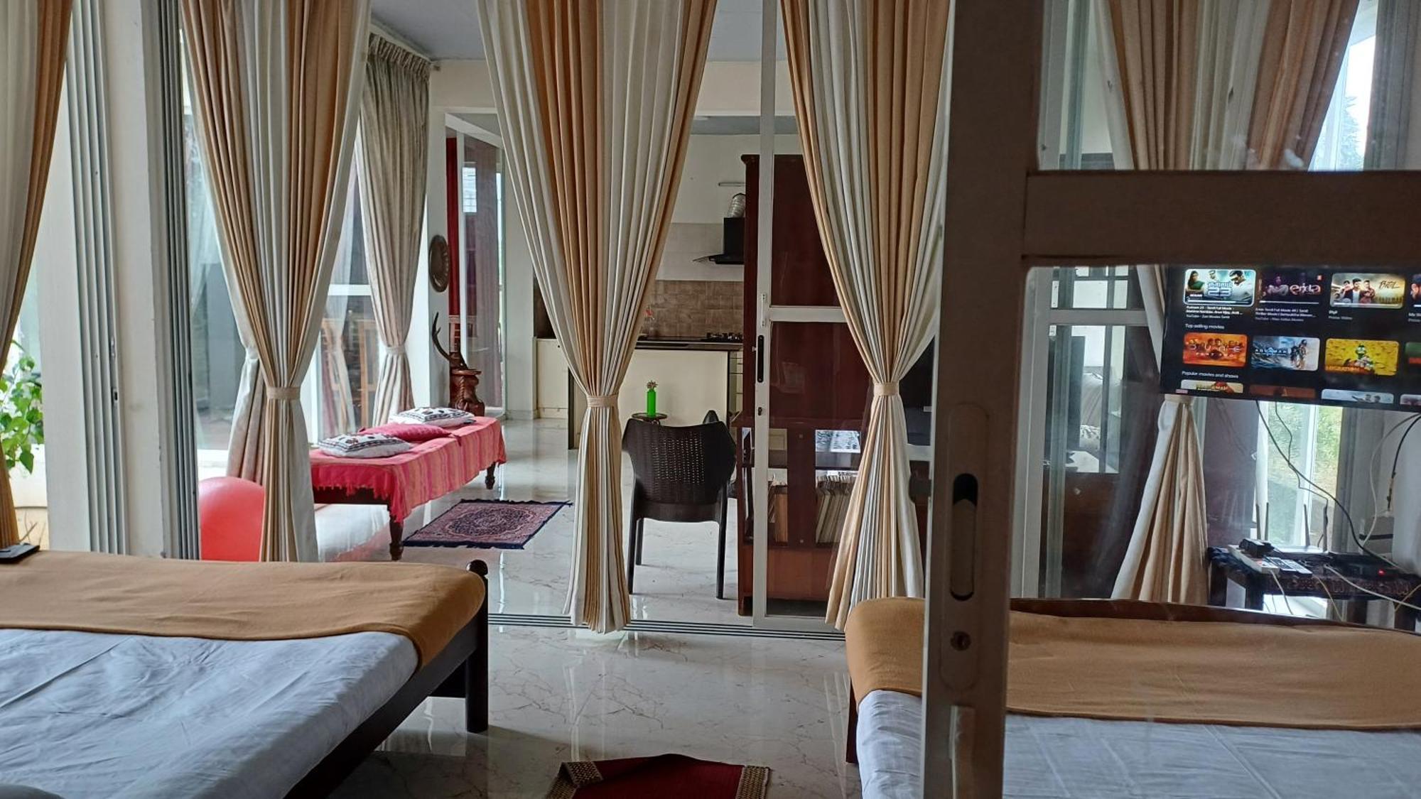 Shi'S Unique & Private 180 Degree Glass House In Pollāchi Zewnętrze zdjęcie